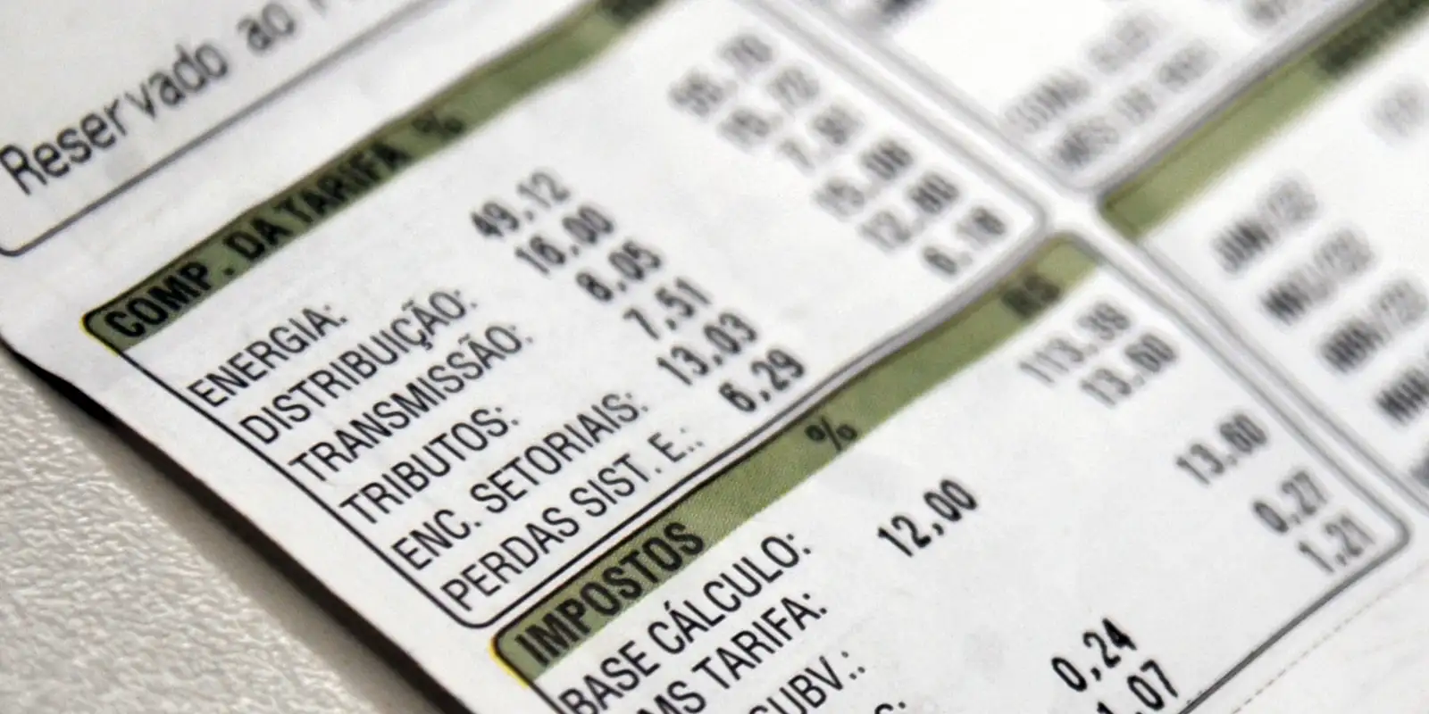 aneel-reduz-bandeira-para-vermelha-1-na-conta-de-luz-em-outubro