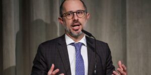 “nao-precisamos-eleger-um-pais-policia-do-mundo”,-diz-ministro-da-cgu