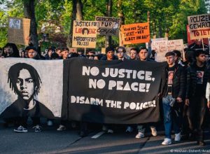 alemaes-vao-as-ruas-contra-morte-de-negro-pela-policia