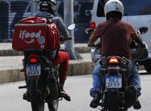 camara-aprova-urgencia-para-votar-vale-refeicao-para-entregadores