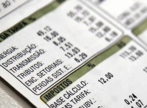 aneel-reduz-bandeira-para-vermelha-1-na-conta-de-luz-em-outubro