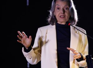 carmen-lucia:-“ditadura-e-como-erva-daninha-que-precisa-ser-cortada”