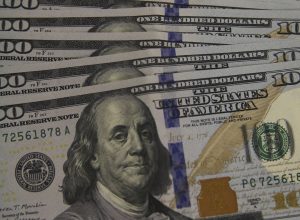 apos-sete-altas-seguidas,-dolar-cai-0,95%-e-fecha-em-r$-5,53