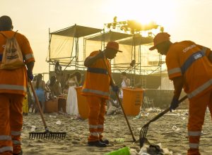 comlurb-recolhe-1,2-toneladas-de-lixo-das-praias-do-rio-no-reveillon
