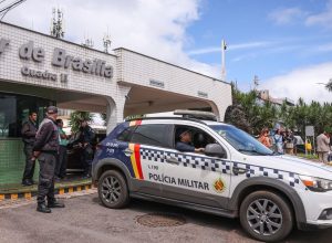 bolsonaro-recebe-alta-e-chega-em-casa-para-cumprir-prisao-domiciliar