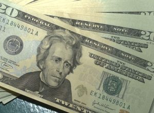 apesar-de-guerra,-dolar-cai-1,27%,-e-bolsa-sobe-3%-na-semana