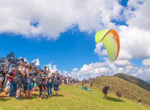 manifestantes-fazem-abraco-simbolico-na-serra-da-moeda,-em-mg
