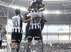 botafogo-vence-corinthians-pelo-brasileirao-com-tres-de-arthur-cabral