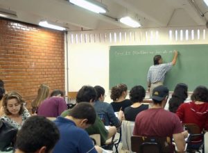 metade-dos-professores-formados-em-ead-tem-desempenho-insuficiente