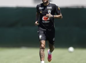 neymar-vai-a-campo-pela-primeira-vez-em-treino-da-selecao-brasileira