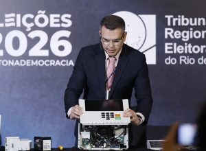 tre-rj-abre-urna-para-o-publico-e-defende-seguranca-do-voto-eletronico
