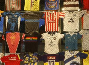 memorias-da-varzea:-exposicao-conta-historias-do-futebol-comunitario